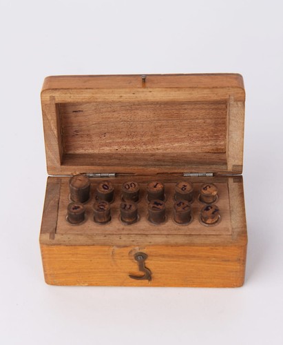 Antike holzkassette mit - antike,
